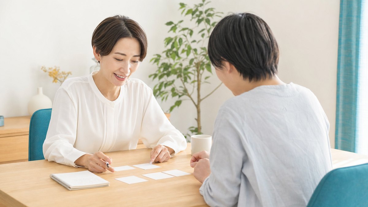 相談者と支援者が特性カードを整理して次の行動を考えるイメージ