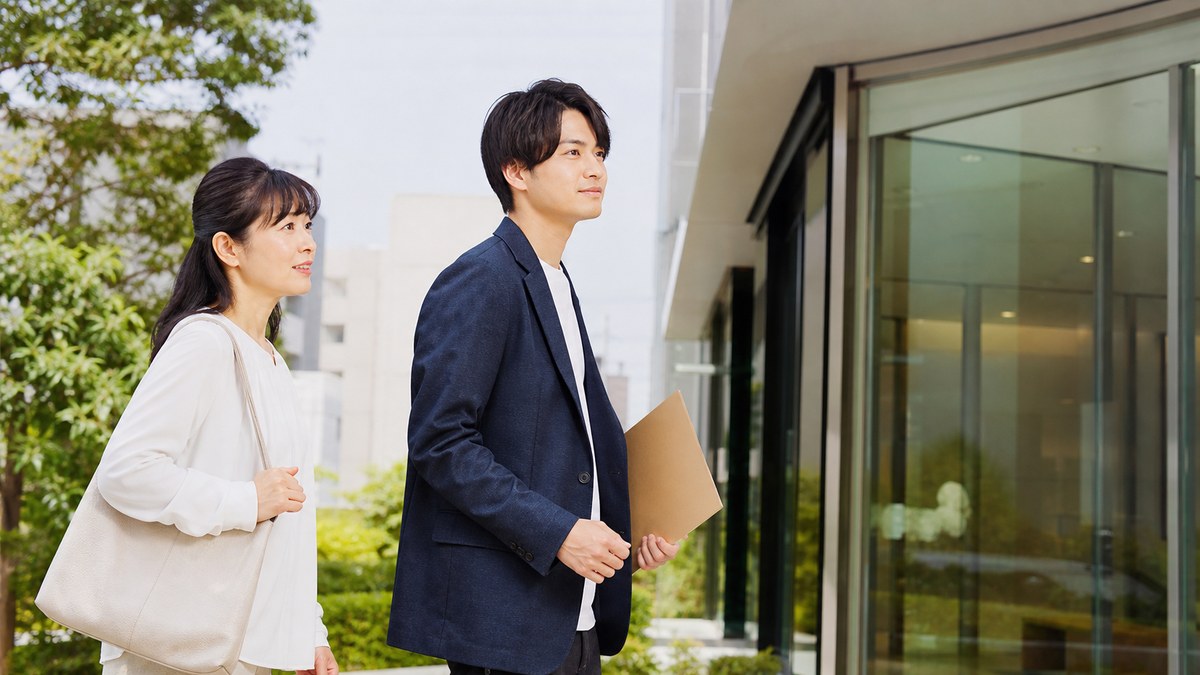 複数のセンターを見学して自分に合う支援を選ぶ日本人の利用検討者