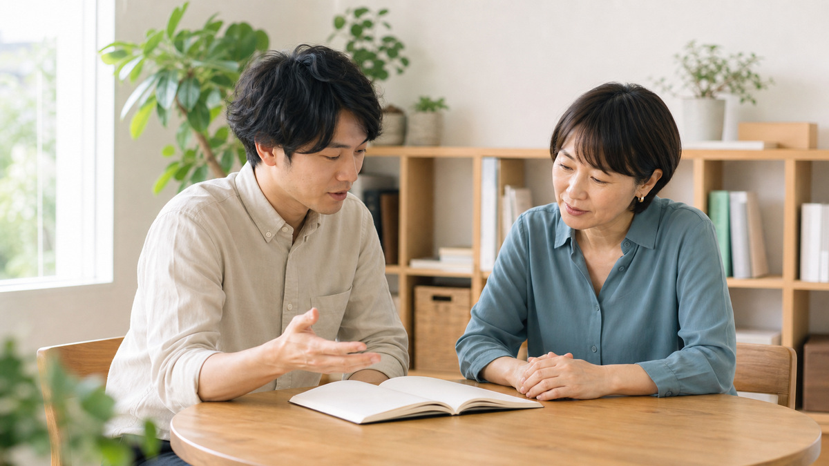 職場で記録を見ながら勤務時間の調整について対等に相談する二人