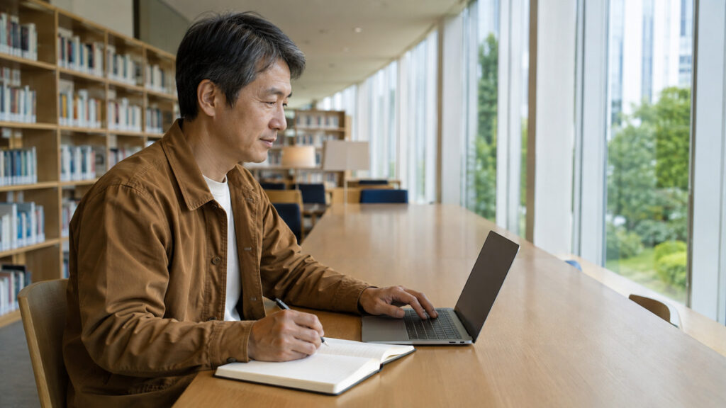 最初の一手を終えて落ち着いて作業を進め始めた日本人男性