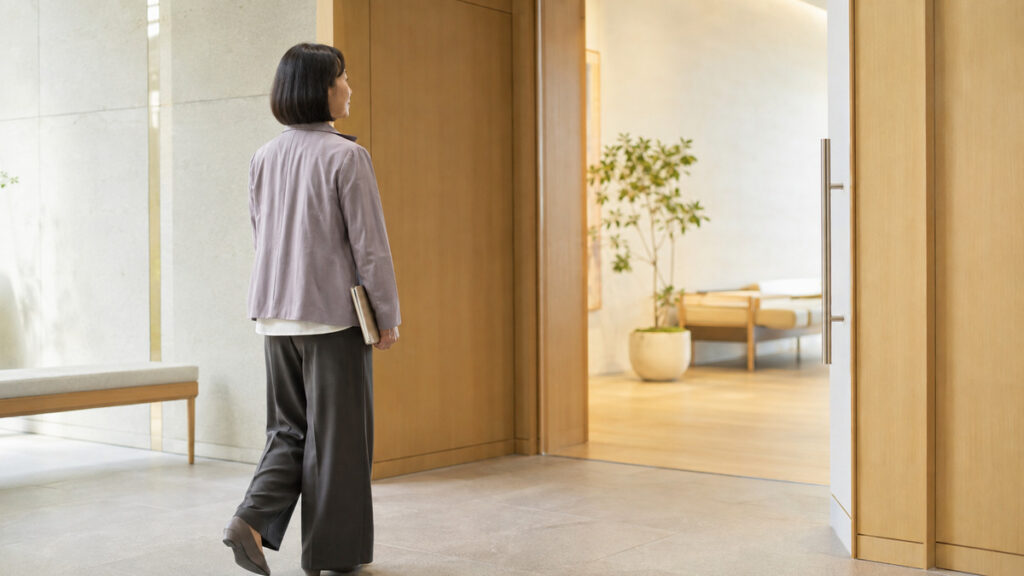 記録したノートを手に相談先へ向かう日本人女性
